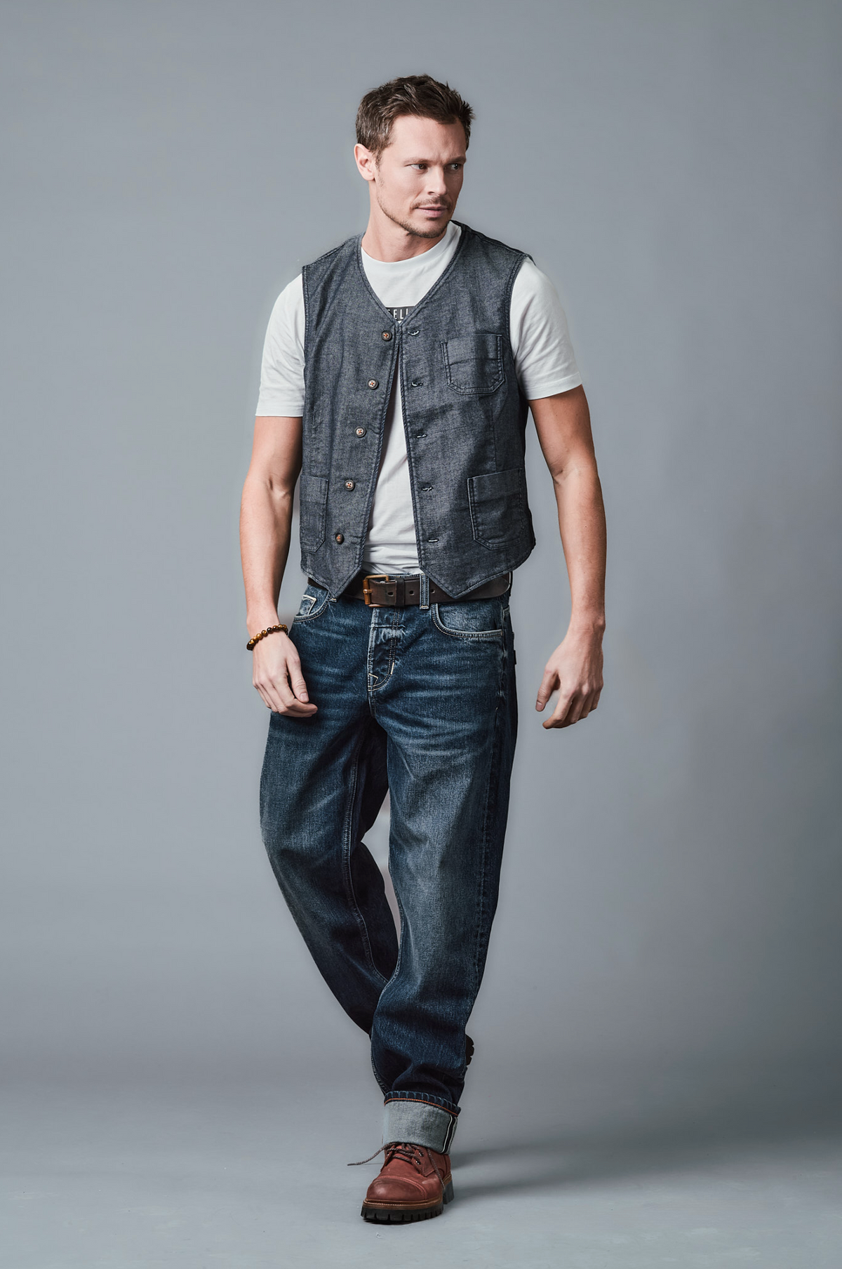 Mann in Five-Fellas Relaxed-Fit-Jeans