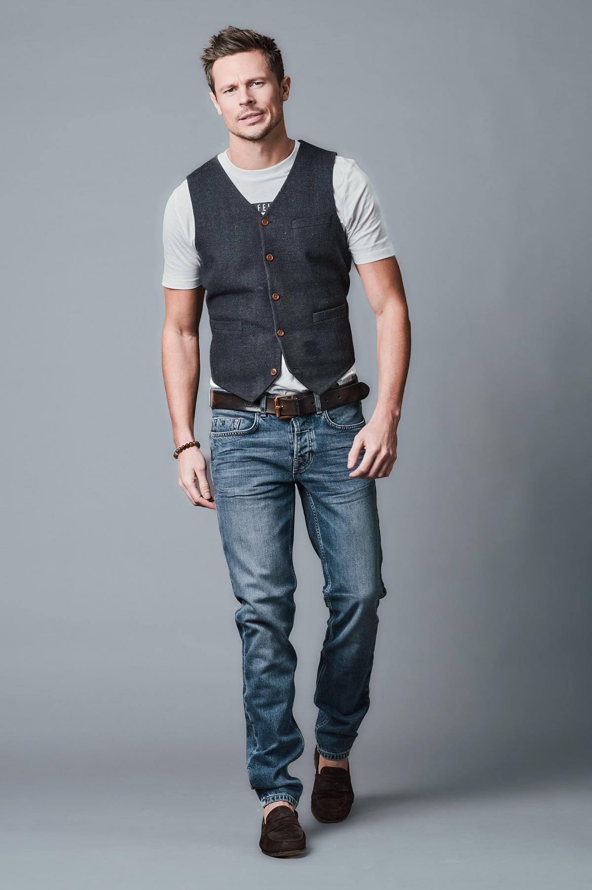 Mann in Five-Fellas Slim-Fit-Jeans