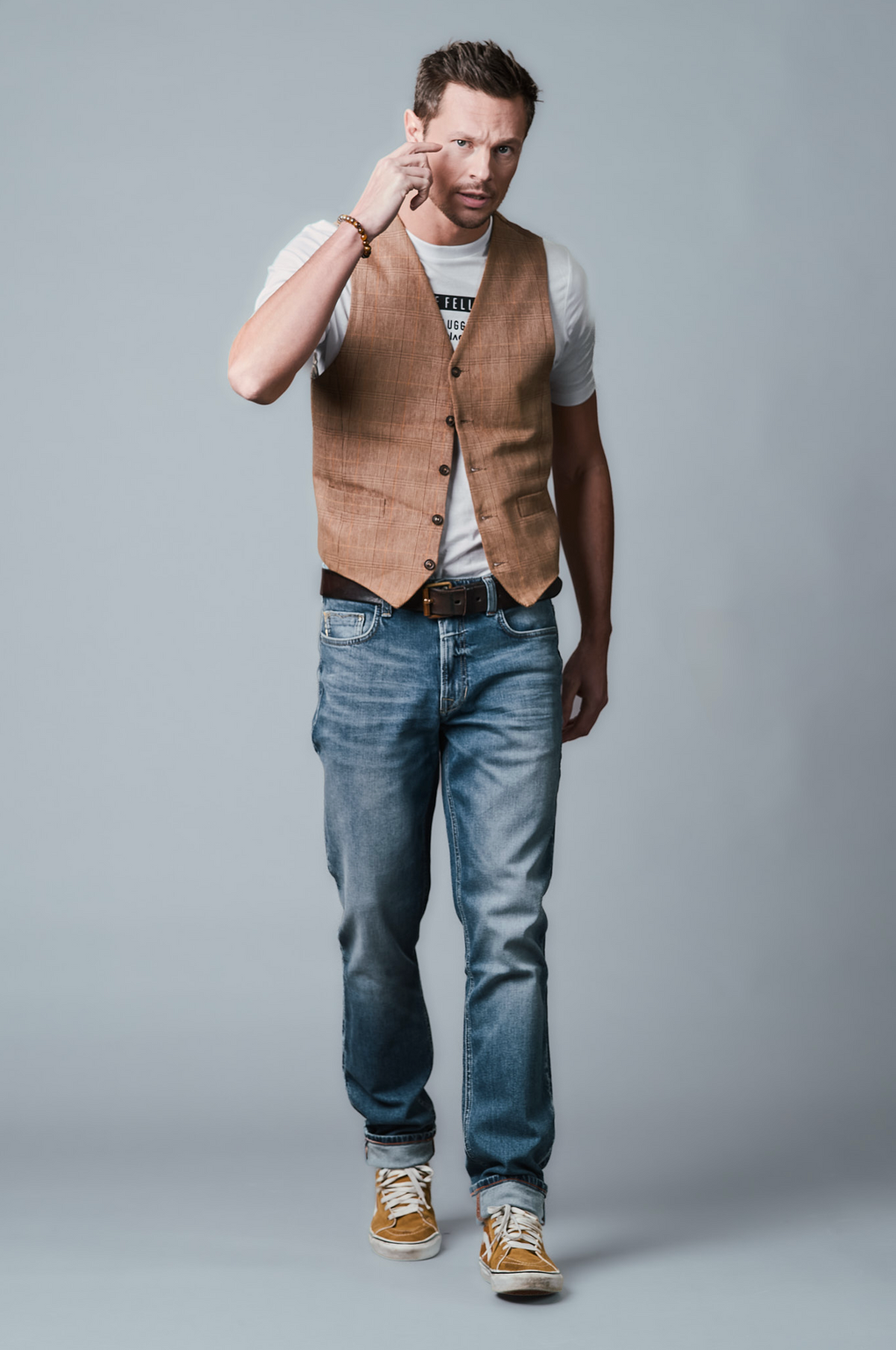 Mann in Five-Fellas Straight-Fit-Jeans
