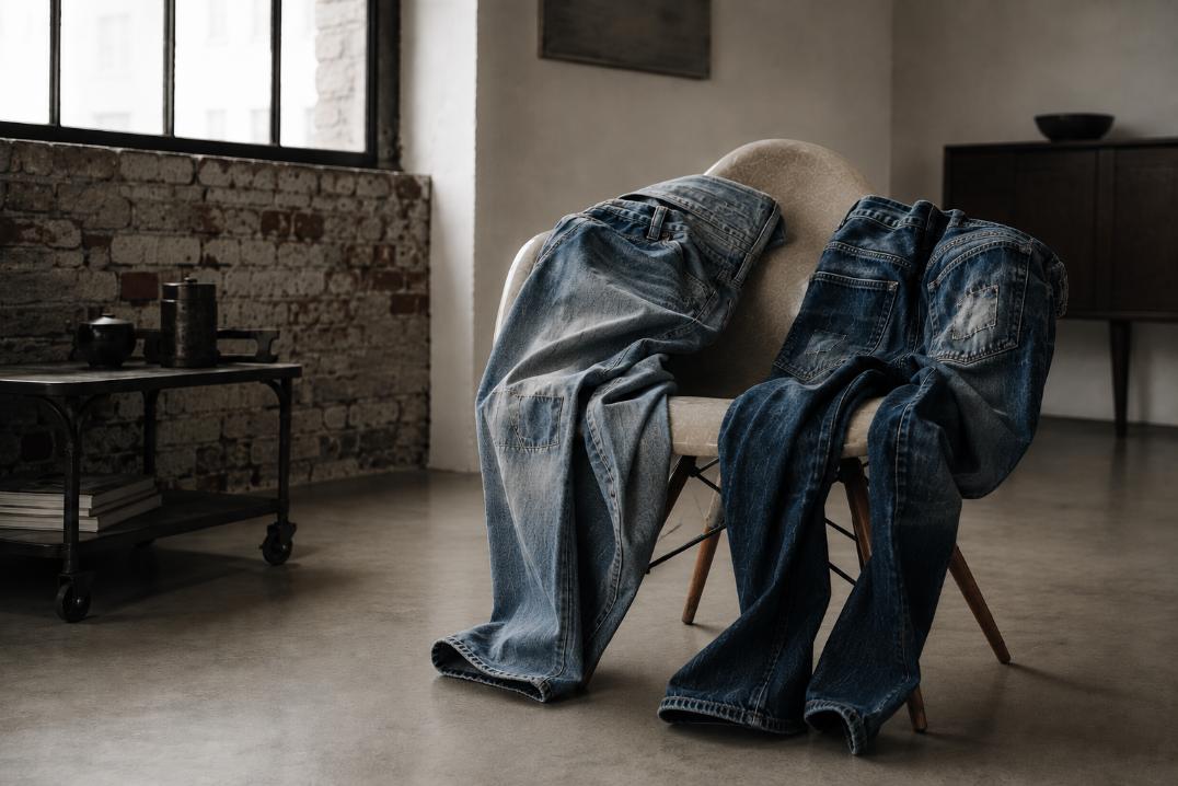 Zwei Five-Fellas-Jeans auf einem Stuhl